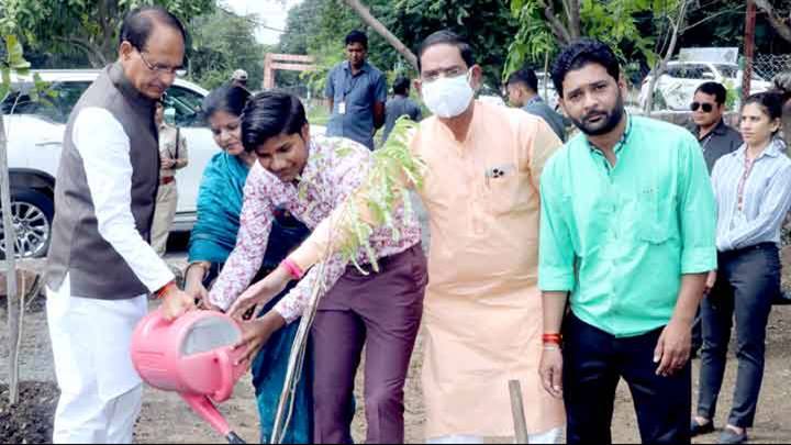 मुख्यमंत्री श्री चौहान ने आँवला, शहतूत और बरगद के पौधे लगाए